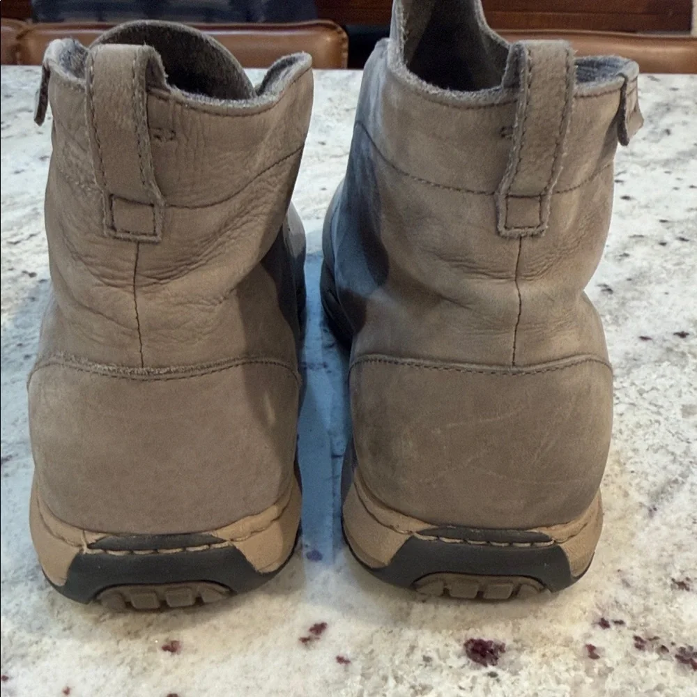 Columbia Men's Tan Soft SuedeLeather Boots.
